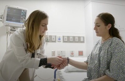 Кодирование Аквилонг в Кимовске Врач держит пациентку за руку