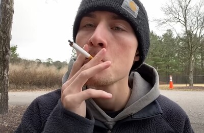 Лечение зависимости от табакокурения в Кимовске Мужчина с сигаретой делает затяжку